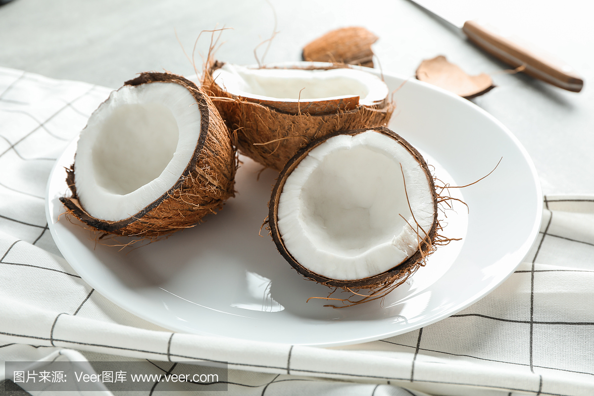 盤子與熱帶椰子在灰色的背景,特寫