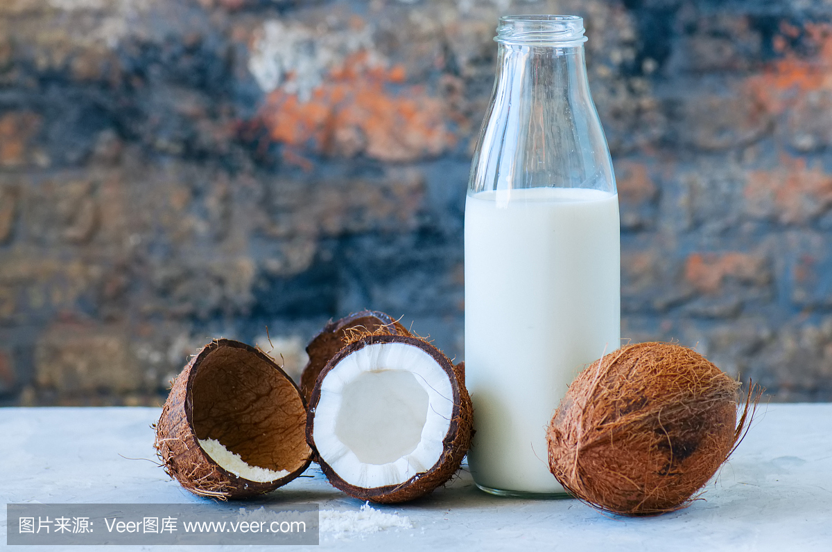 整個椰子和椰子產品的奶和粉。白色的圣